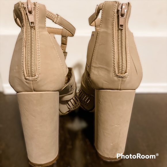 ⭐️ 3/$25 ⭐️ Call It Spring strappy nude heels Size 10 - Picture 3 of 6